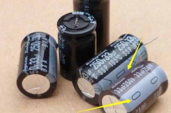 標有正負極的電解電容器